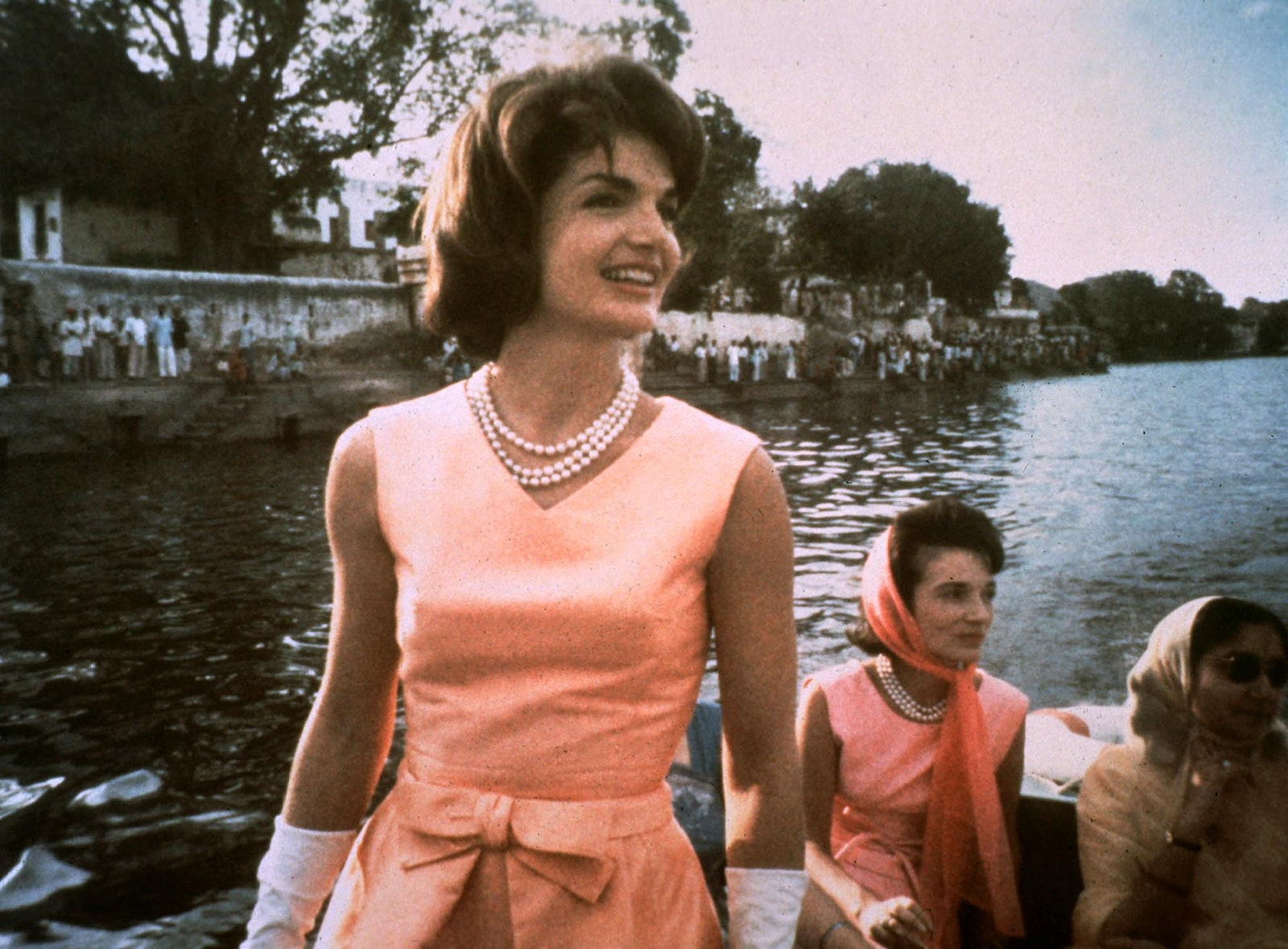Жаклин Кеннеди в платье Олега Кассини во время визита в Индию март 1962 года