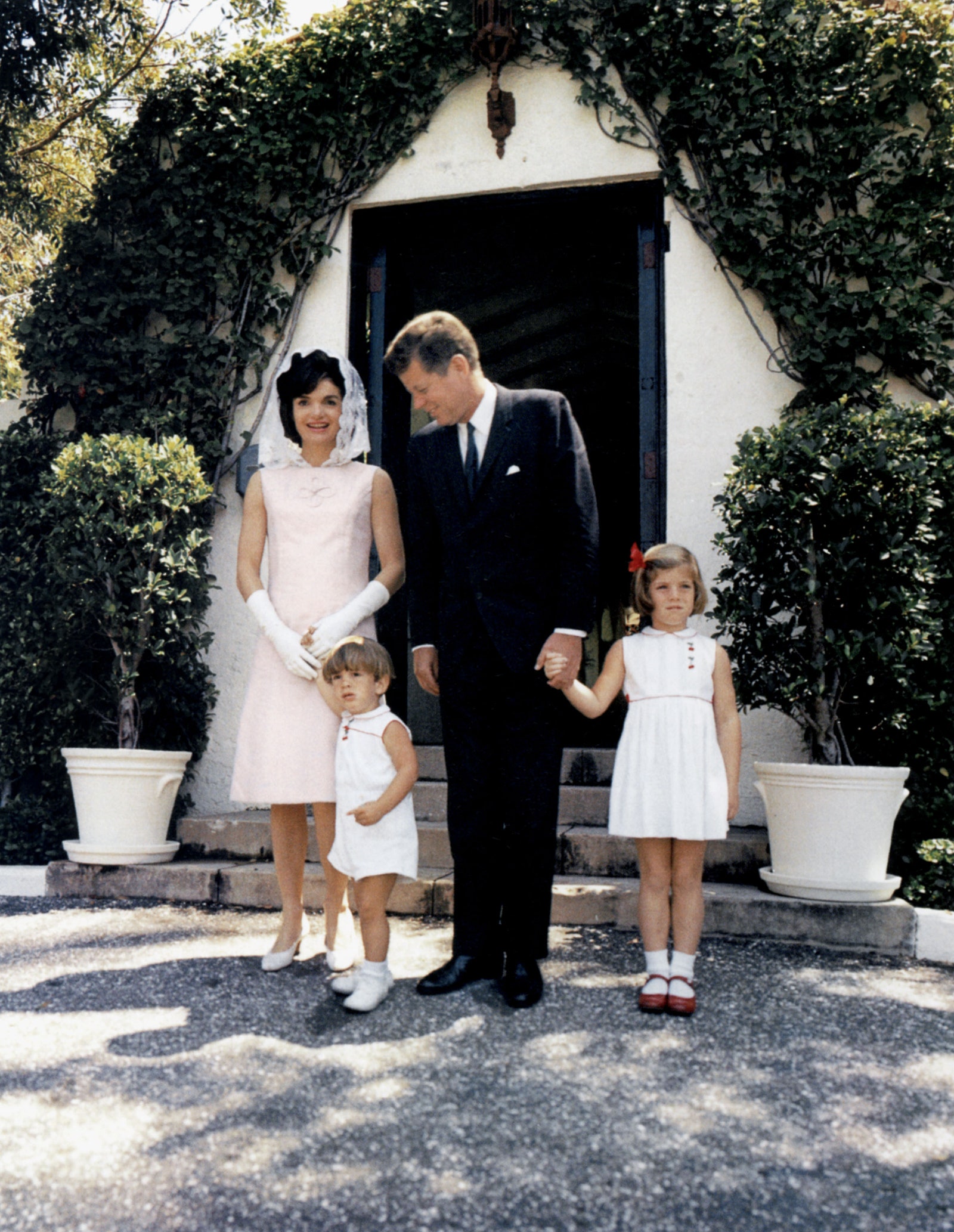 Семья Кеннеди в 1963 году. Жаклин в платье работы Олега Кассини