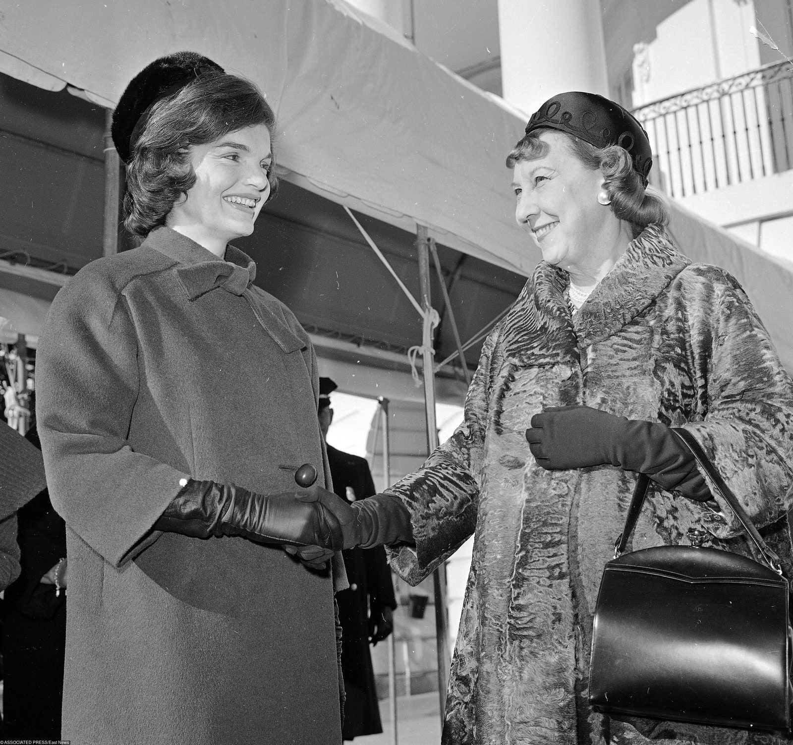 Жаклин Кеннеди и предыдущая первая леди — Мейми Эйзенхауэр.