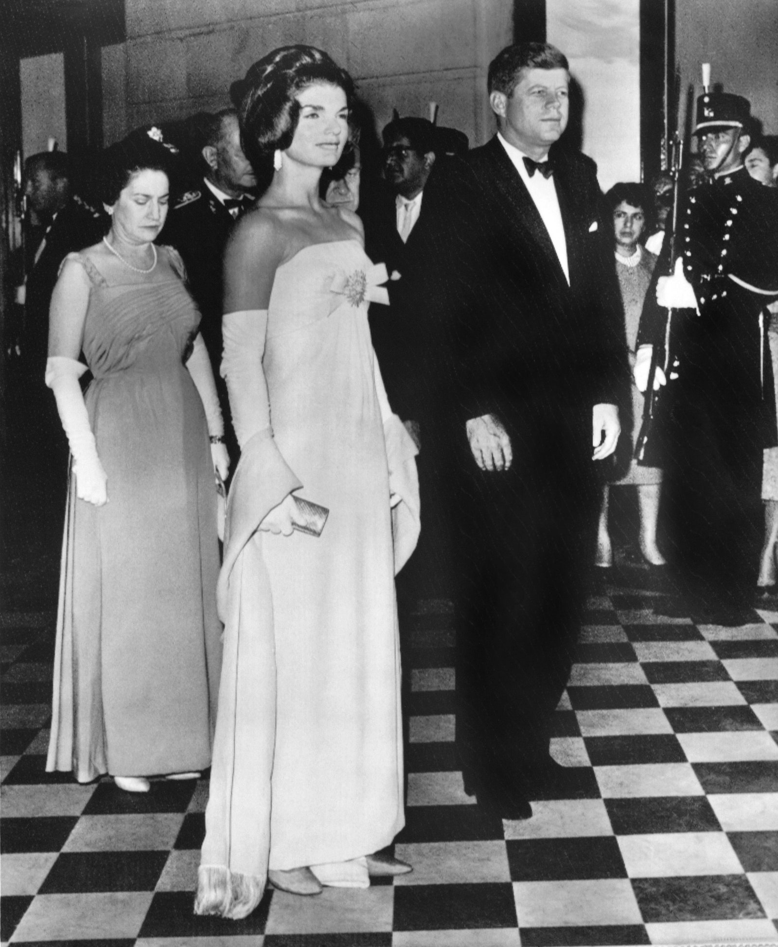 Жаклин Кеннеди в платье Олега Кассини на официальном приеме в Мехико 1962 год