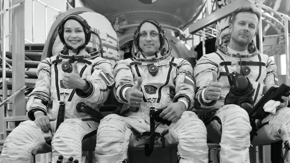 Актриса Юлия Пересильд и режиссер Клим Шипенко полетели в космос. Там они будут снимать кино