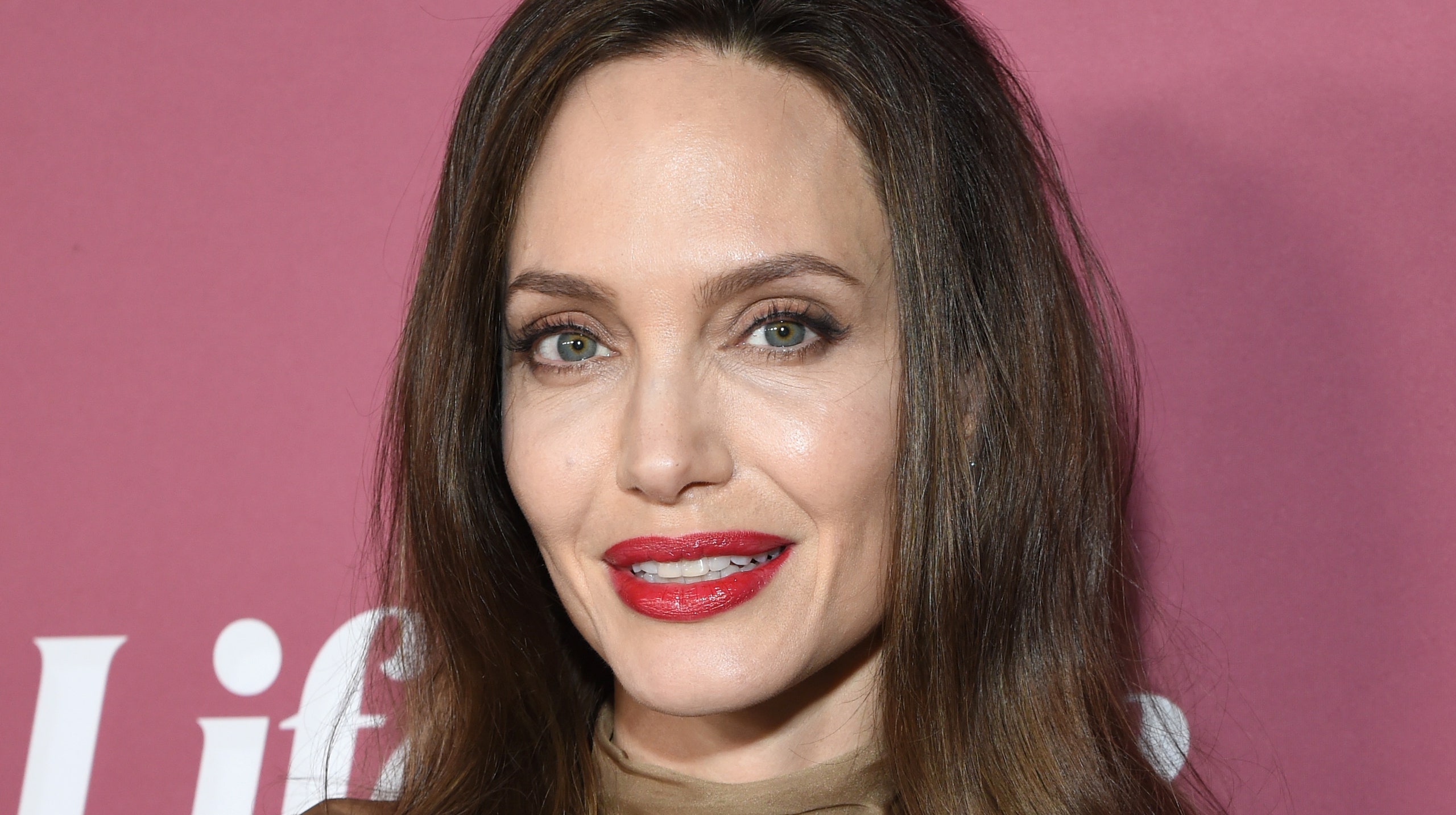Редкий выход посмотрите на Анджелину Джоли на премии Varietys Power of Women