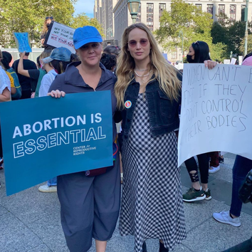 Беременная Дженнифер Лоуренс пришла на митинг против запрета на аборты