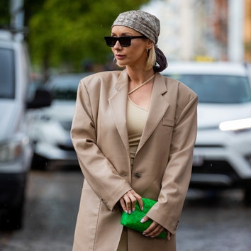 3 способа носить платок осенью 2021 года от модного блогера Юстины Черняк