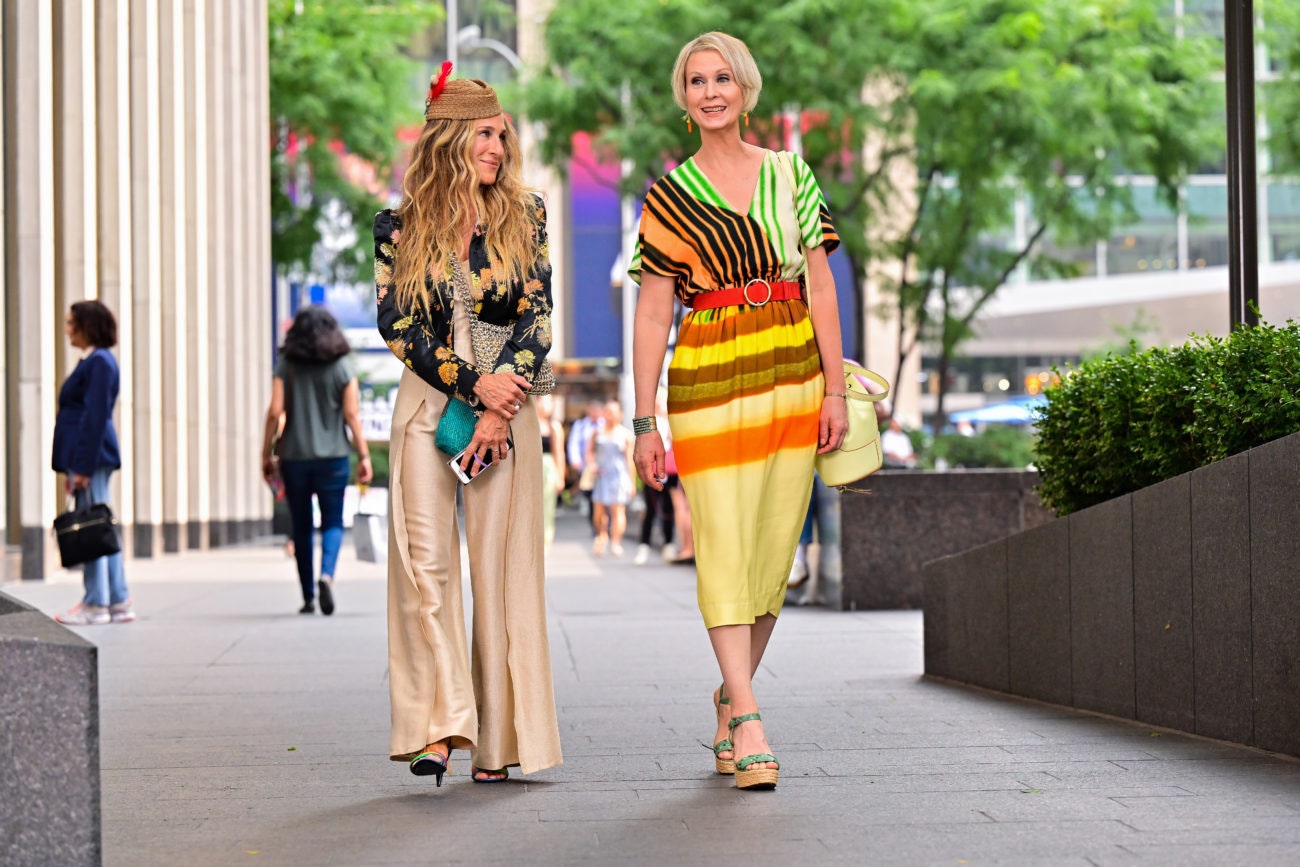 Посмотрите как Сара Джессика Паркер гуляет по НьюЙорку в образе Кэрри Брэдшоу