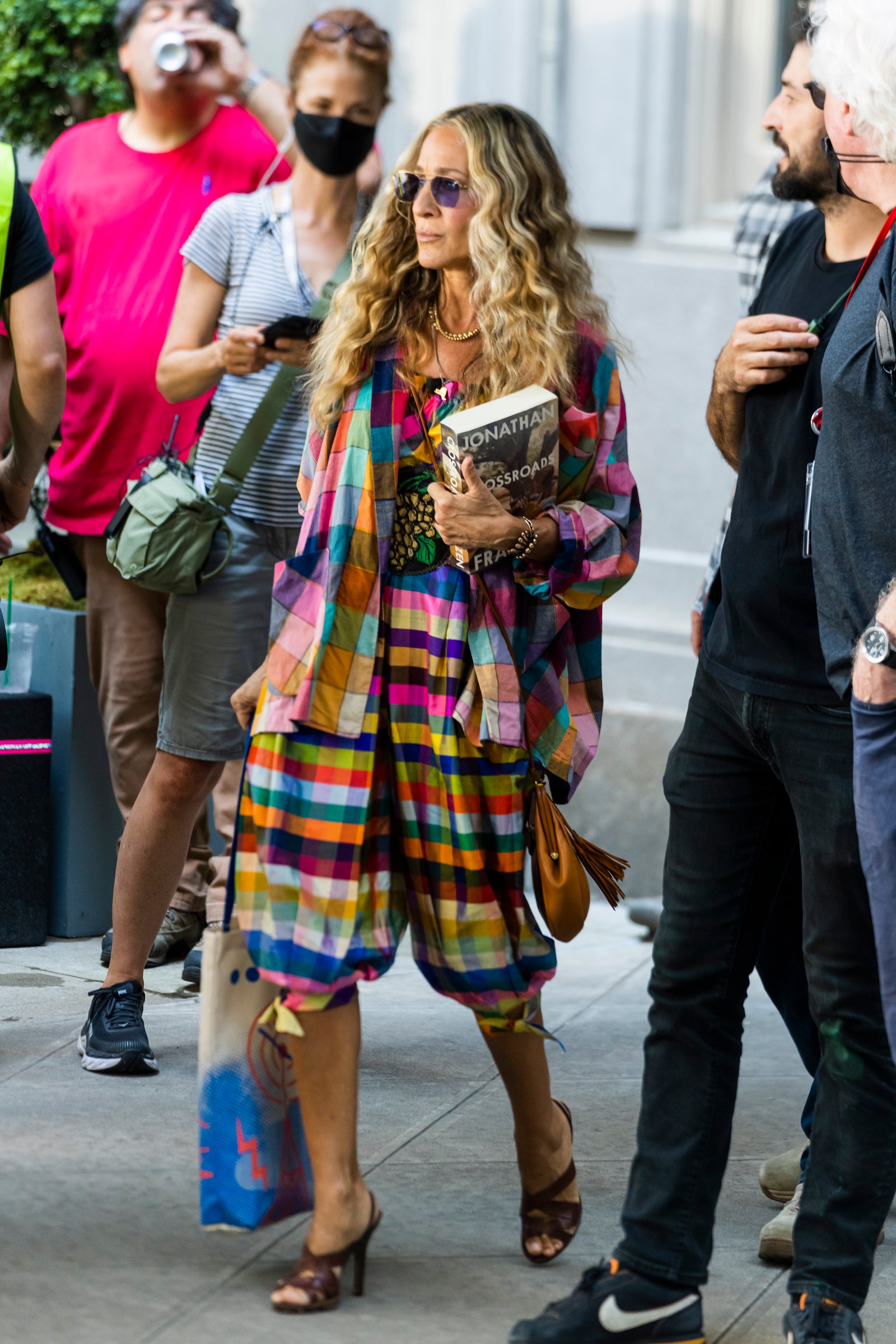 Посмотрите как Сара Джессика Паркер гуляет по НьюЙорку в образе Кэрри Брэдшоу