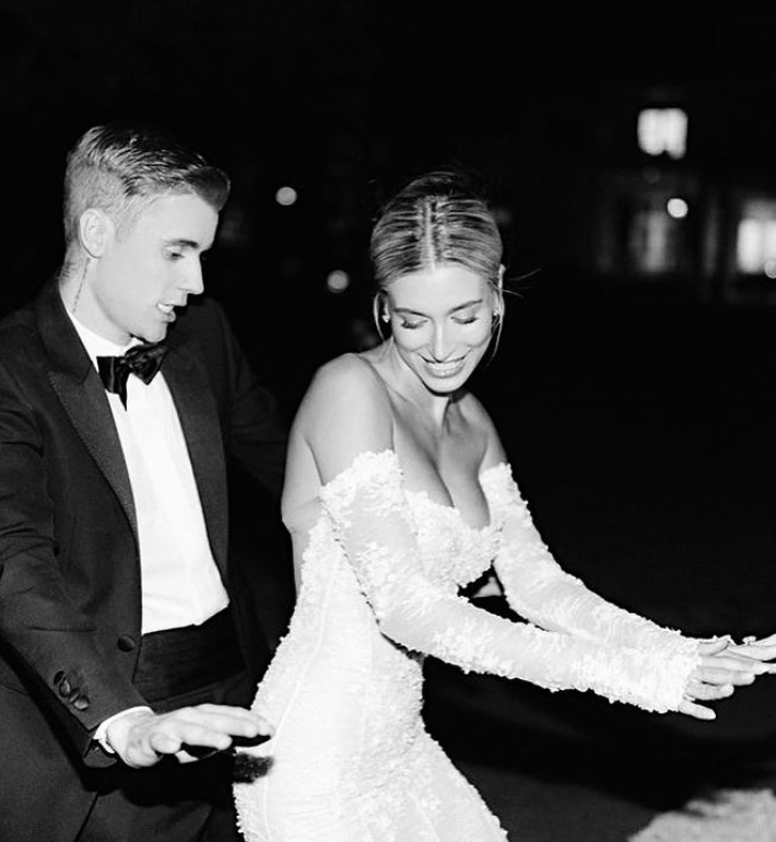 Джастин и Хейли Биберы показали редкие фото со свадьбы — в честь третьей годовщины