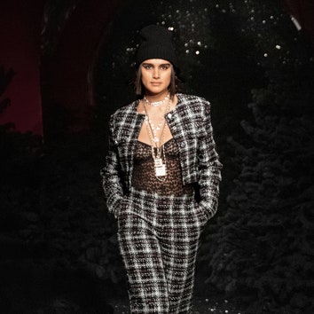 Имя нарицательное: этой осенью твидовый жакет Chanel возвращает в моду Рианна и вовсю цитируют другие бренды