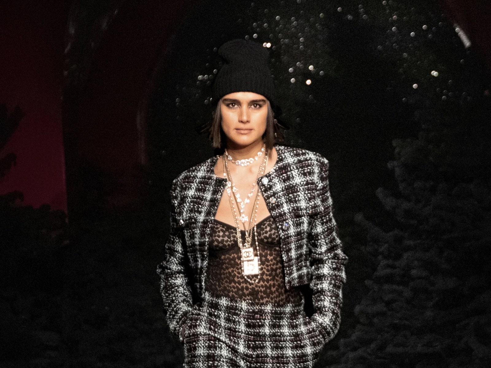 Имя нарицательное: этой осенью твидовый жакет Chanel возвращает в моду Рианна и вовсю цитируют другие бренды