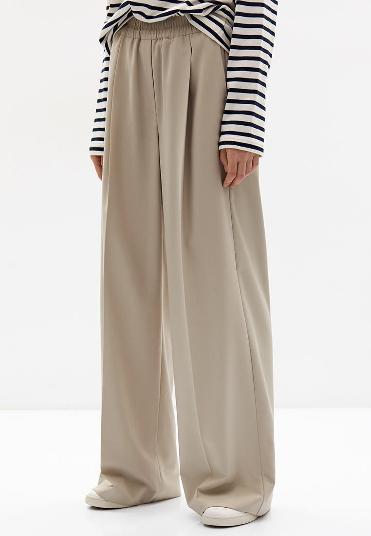 Светлые оттенки на осень белый жилет и широкие брюки как у Джиджи Хадид | Фото