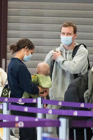 Алисия Викандер и Майкл Фассбендер с ребенком.