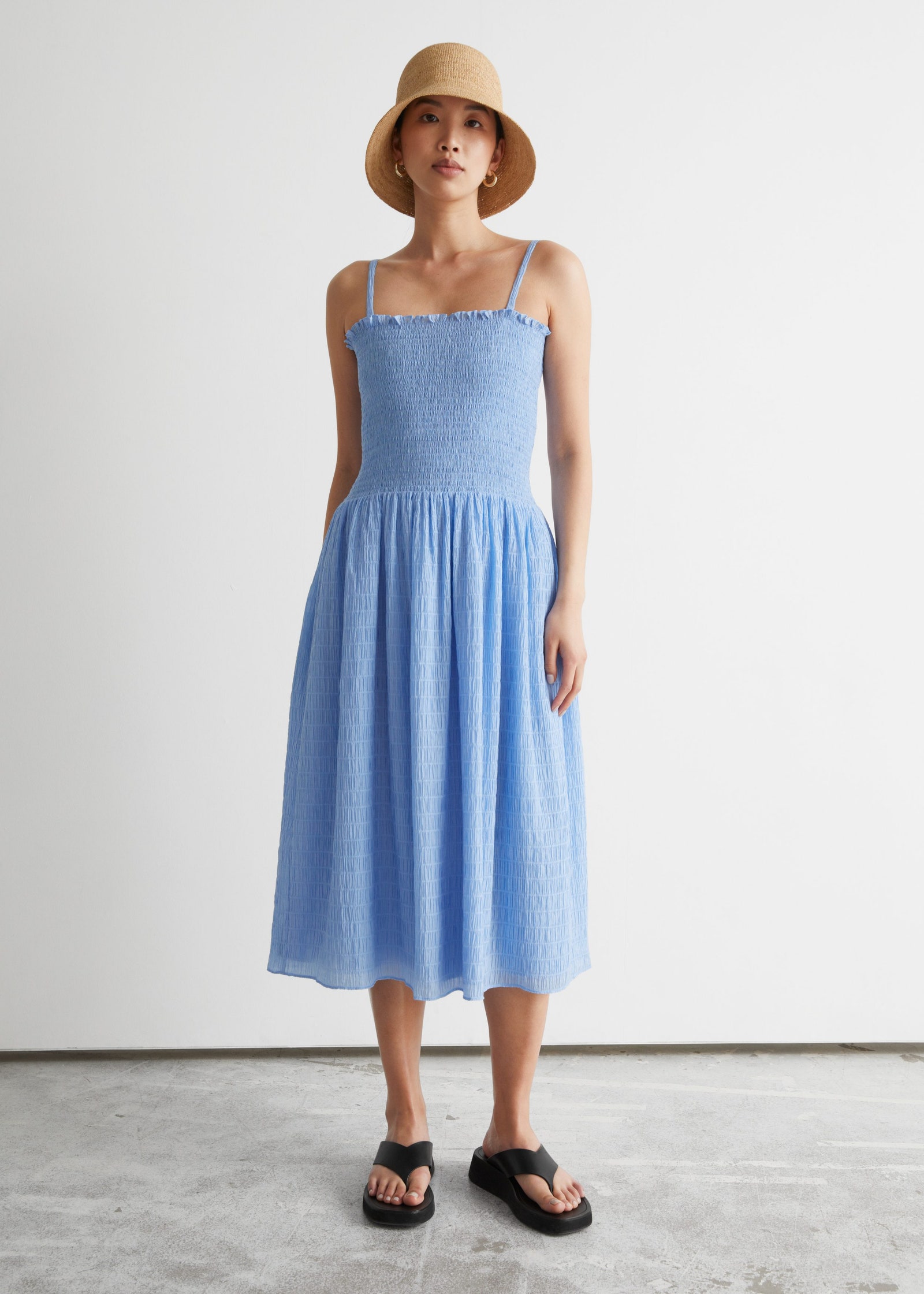10 модных вещей голубого цвета платья рубашка жакет топ брюки и юбка