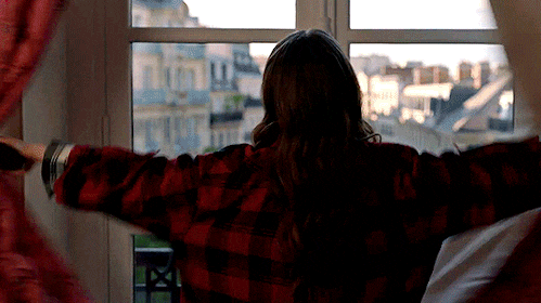 Лазурный Берег и сердцеед из Лондона — что нас ждет во втором сезоне «Эмили в Париже»