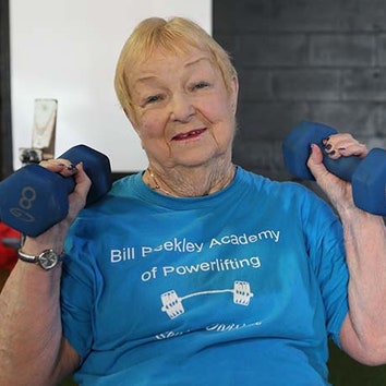 99-летняя американка попала в Книгу рекордов Гиннесса как самая пожилая спортсменка. Она поднимает штангу весом в 68 кг