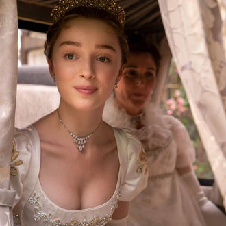 «Бриджертоны»: эксперт рассказывает, что не так с костюмами героев сериала
