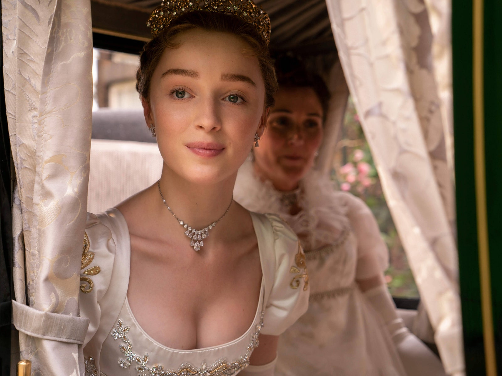 «Бриджертоны»: эксперт рассказывает, что не так с костюмами героев сериала