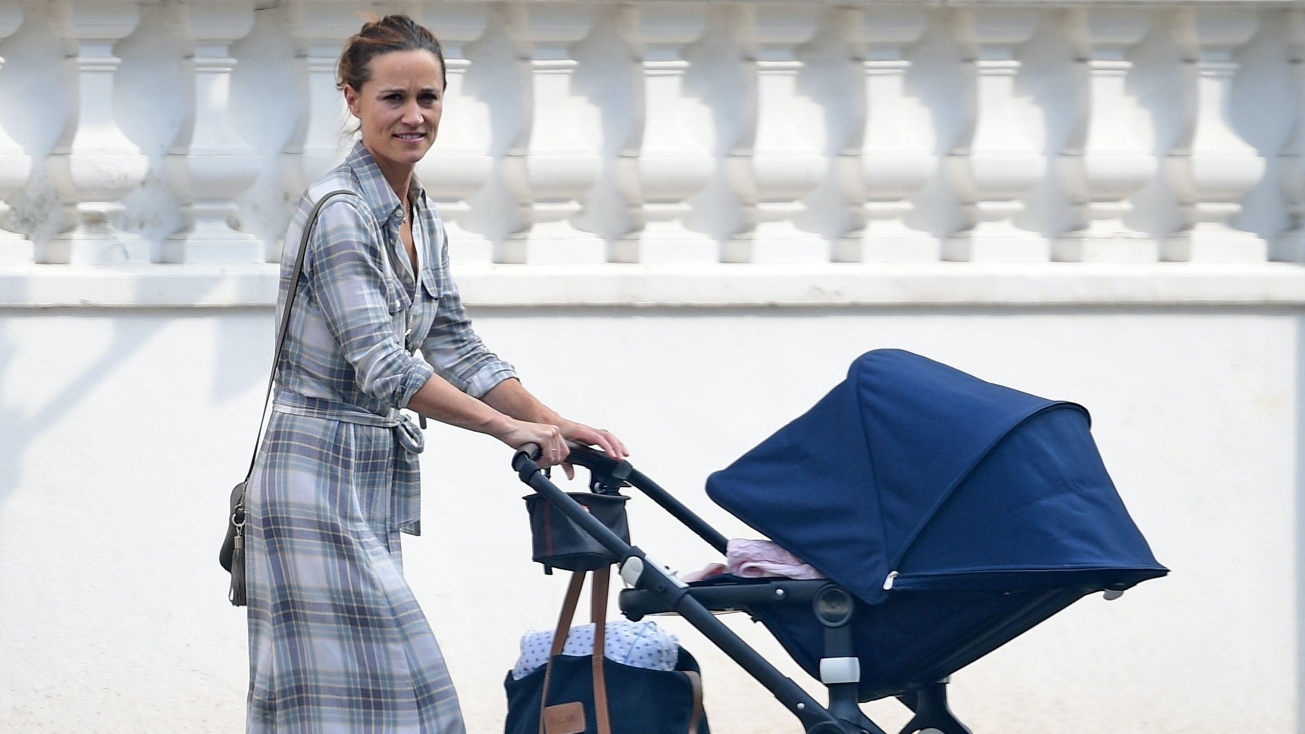Фото дня Пиппа Миддлтон гуляет с новорожденной дочкой