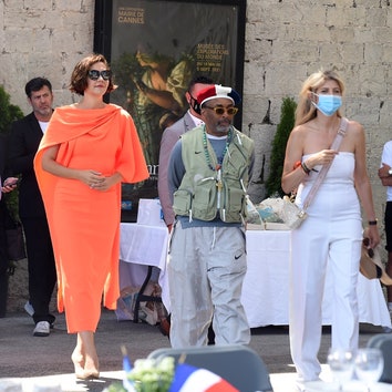 Образ дня: Мэгги Джилленхол в персиковом платье с кейпом