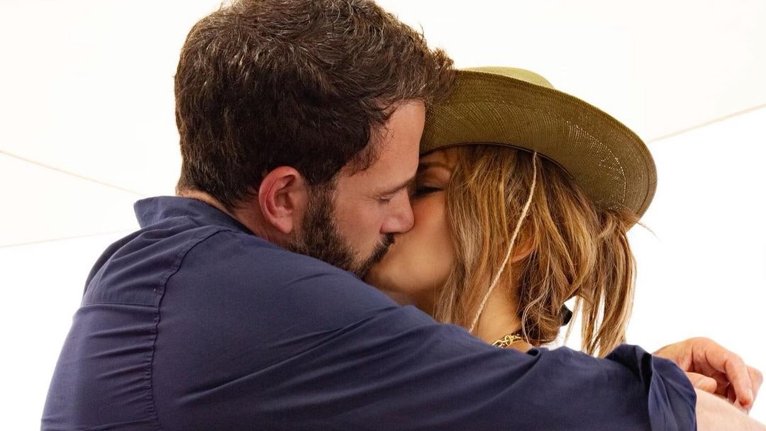 Дженнифер Лопес и Бен Аффлек целуются на фото