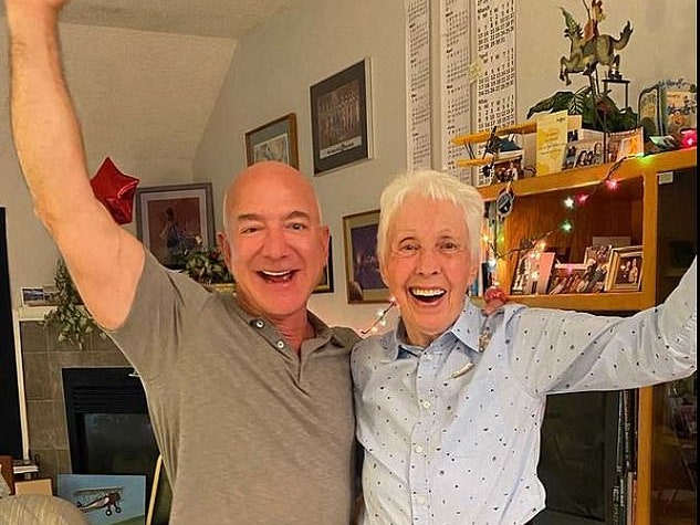 Джефф Безос полетит в космос с 82-летней женщиной-пилотом. Она 60 лет мечтала покорить космос