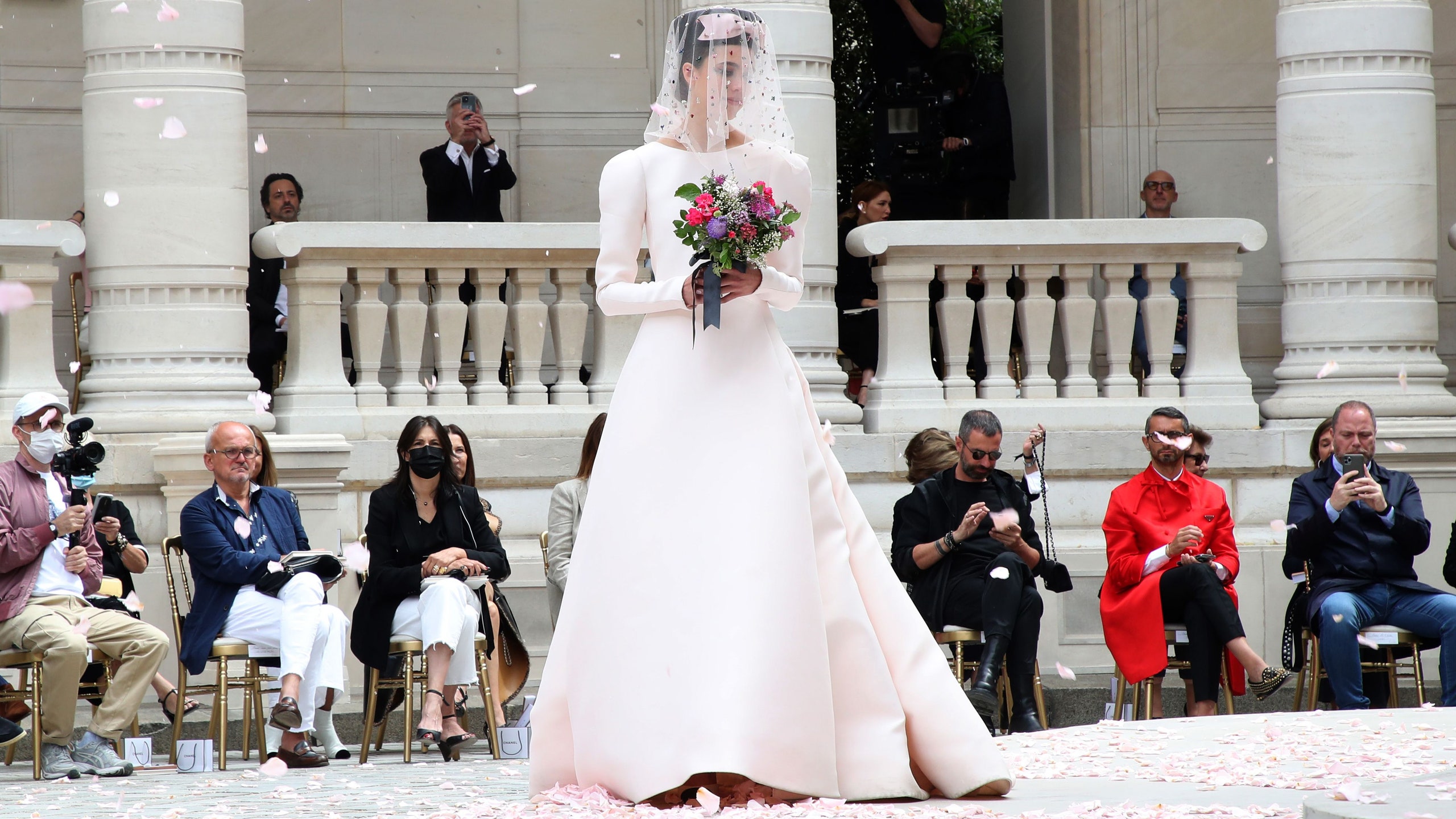 Маргарет Куэлли в образе невесты как прошел показ кутюрной коллекции Chanel