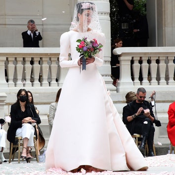 Маргарет Куэлли в образе невесты: как прошел показ кутюрной коллекции Chanel