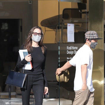 Анджелина Джоли гуляет по Лос-Анджелесу в образе Лары Крофт