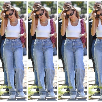 Образ дня: Хейли Бибер в белом топе и джинсах-бойфрендах гуляет по Лос-Анджелесу