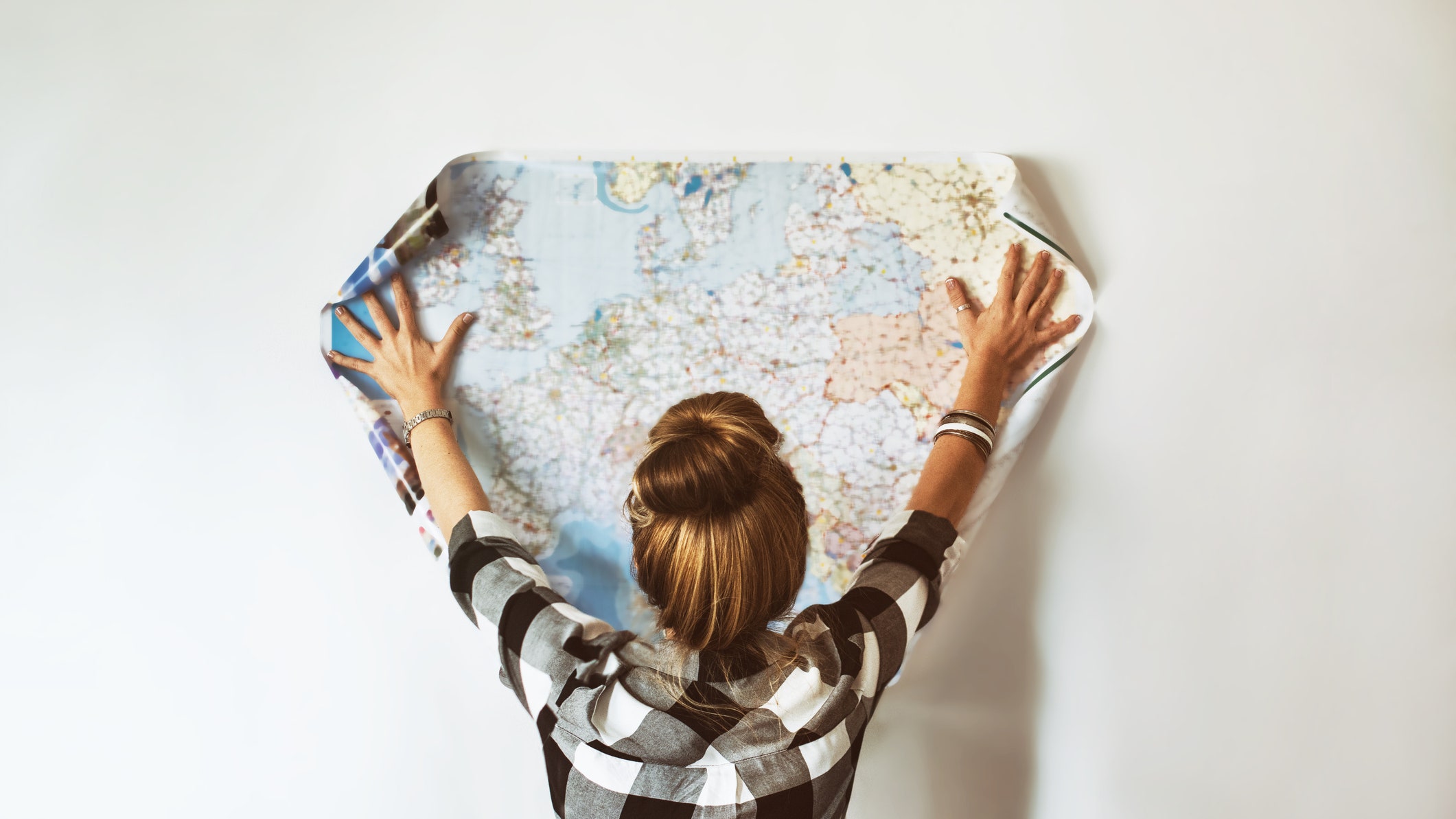 Девушка держит географическую карту