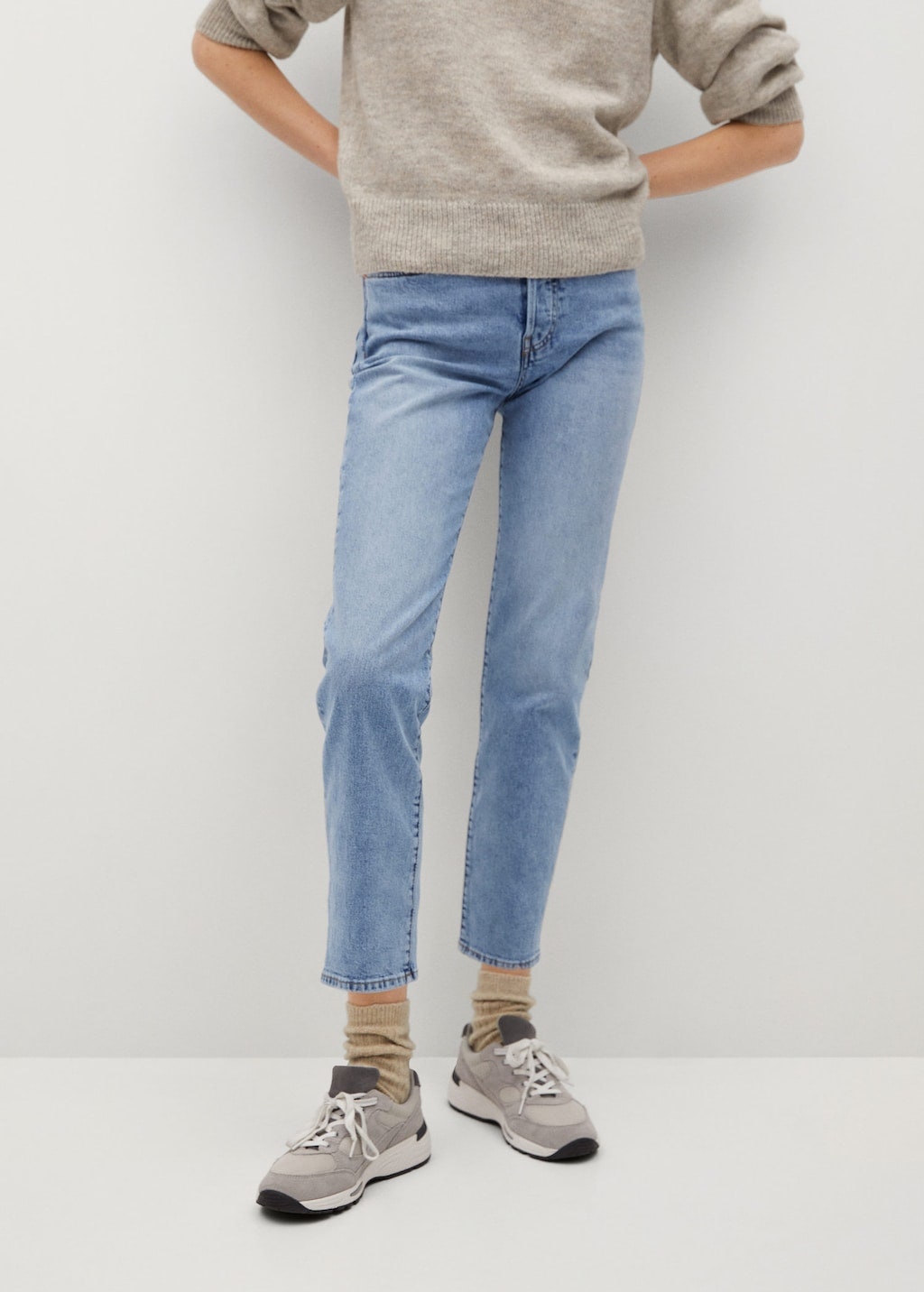 Образ Кейт Миддлтон коралловый блейзер и белый топ заправленный в джинсы