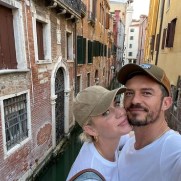 Солнце, пицца и море поцелуев: как Кэти Перри и Орландо Блум отдыхают в Венеции