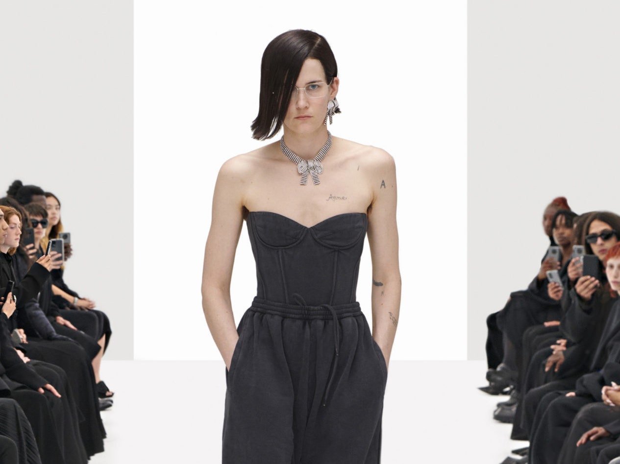 Корсеты с трениками с показа Balenciaga весна-лето 2022 &- квинтэссенция постпандемийного стиля