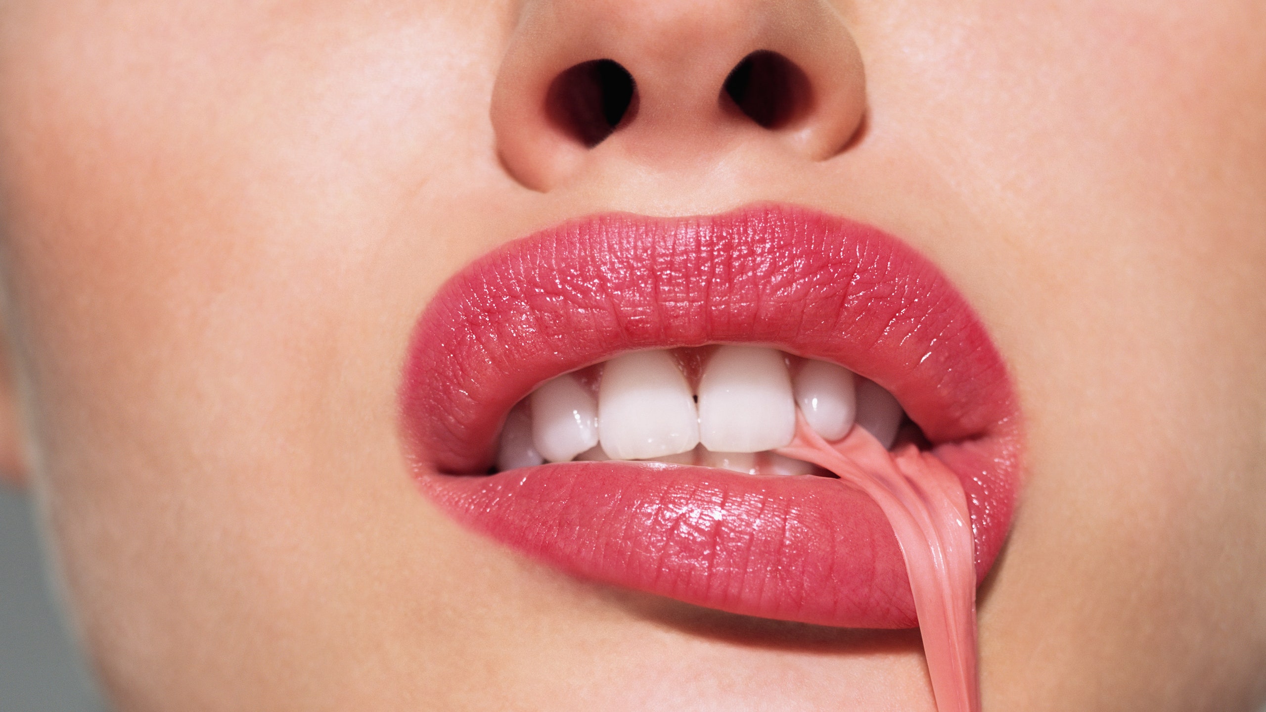 Кончина язык. Сочные губы. Открытый рот. Открытый женский рот. Красивый женский ротик.