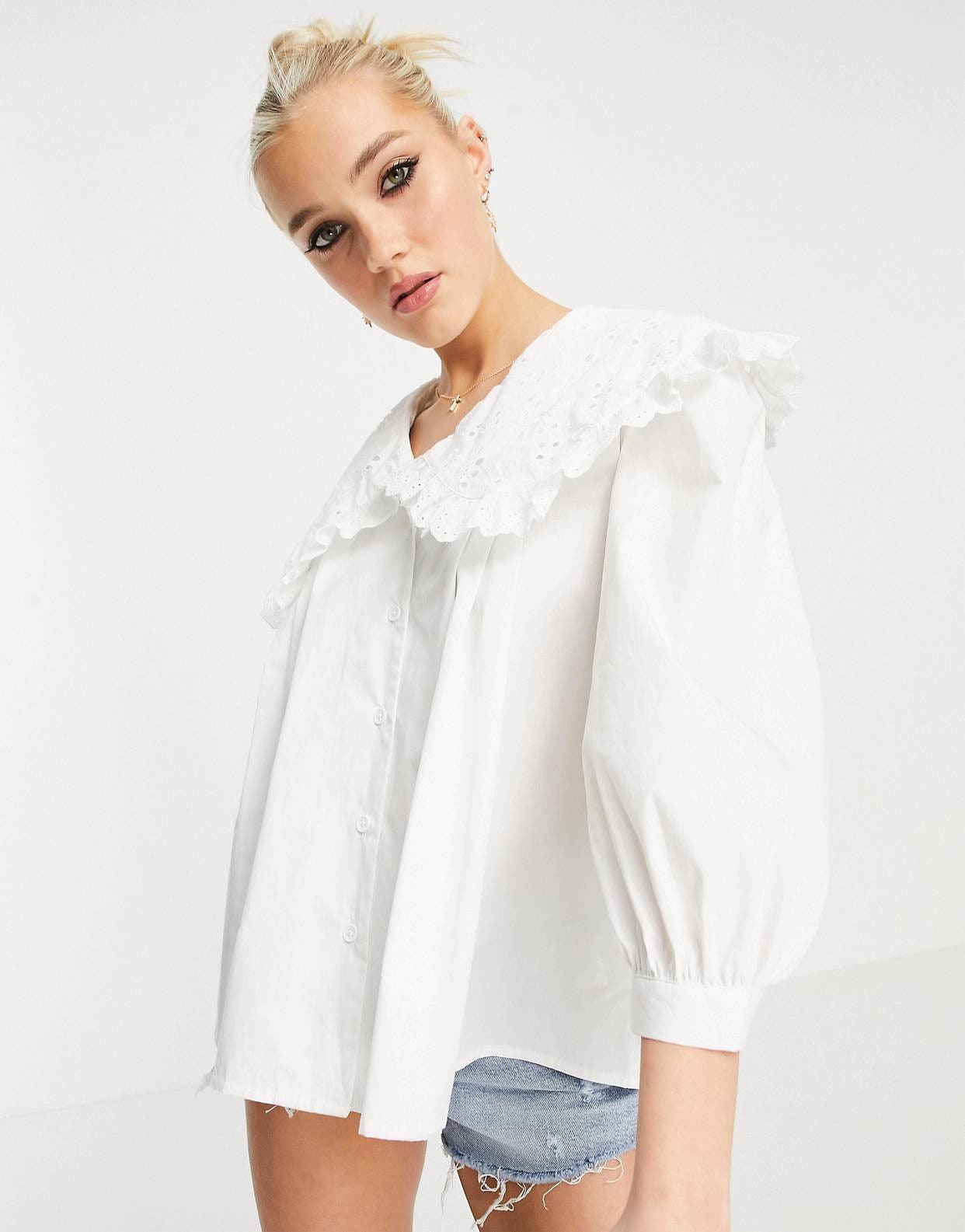 5 женственных белых рубашек с оборками как у Оливии Палермо