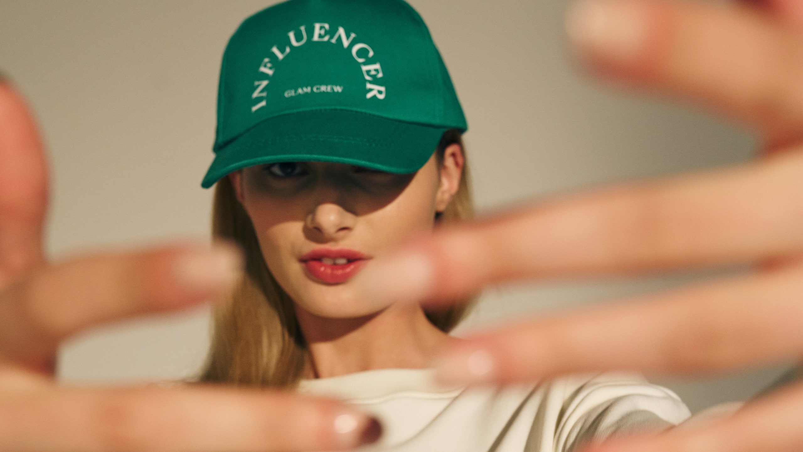 Новая коллекция свитшотов и кепок Glamour Russia приуроченная к Glamour Influencers Awards 2021