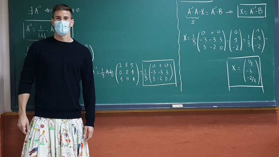 Учителя в испанских школах стали ходить на работу в юбках. Так они борются с гендерными стереотипами