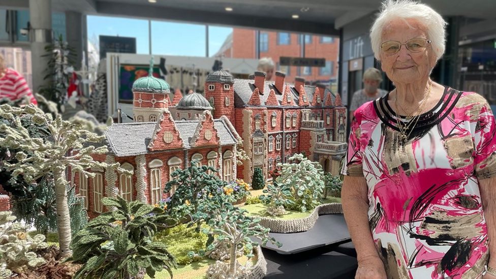 92летняя жительница Великобритании сделала вязаную копию Сандрингемского дворца и это надо видеть
