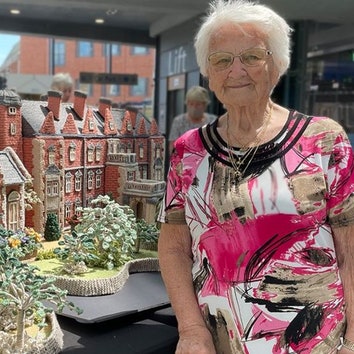 92-летняя жительница Великобритании сделала вязаную копию Сандрингемского дворца, и это надо видеть!