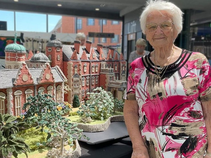 92-летняя жительница Великобритании сделала вязаную копию Сандрингемского дворца, и это надо видеть!