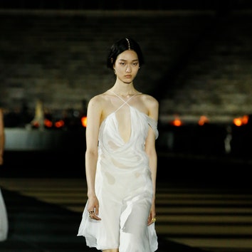 Мокрые платья: история самого чувственного тренда &- от ампира до круизного Dior 2022