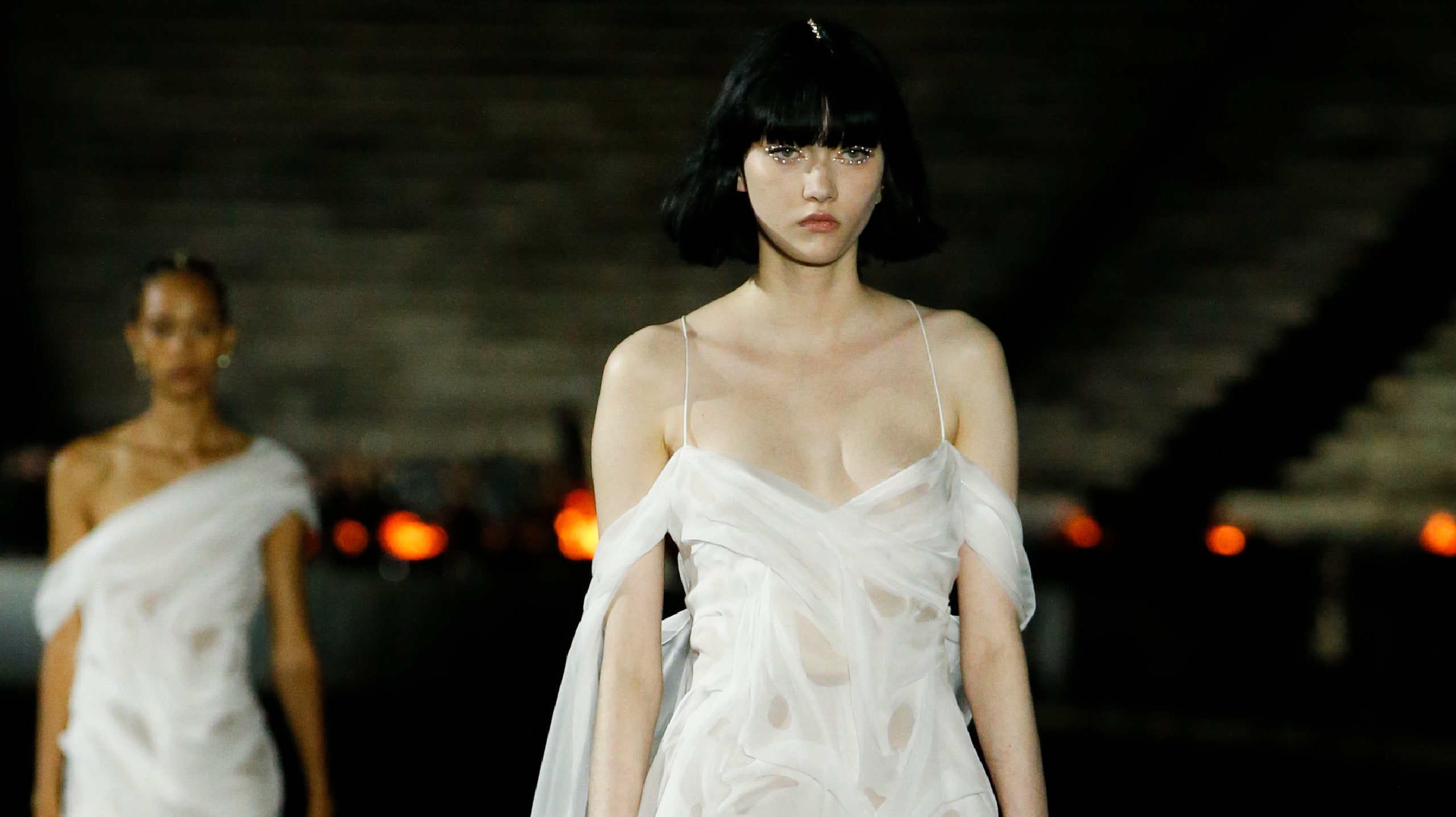 Мокрые платья история самого чувственного тренда — от ампира до круизной коллекции Dior 2022