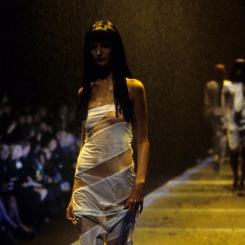Мокрые платья: история самого чувственного тренда &- от ампира до круизного Dior 2022