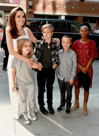 Анджелина Джоли с детьми Вивьен Шайло Ноксом и Захарой.