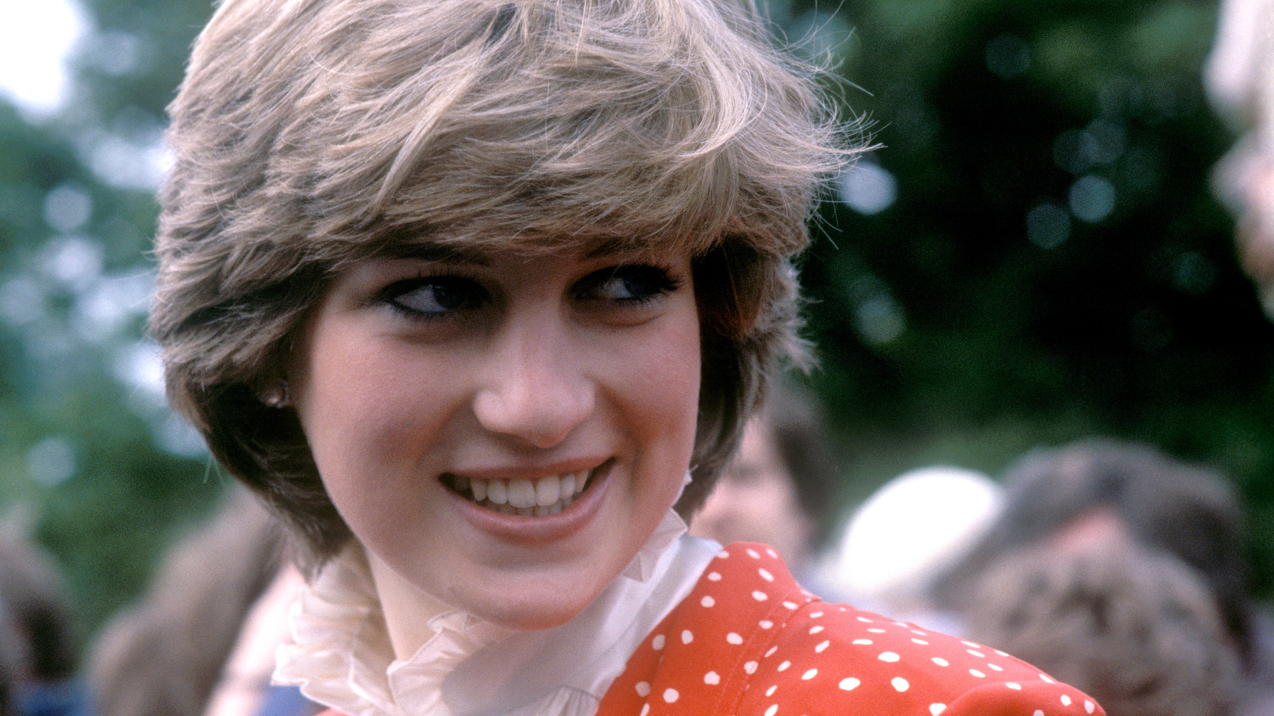 Тренд тиктока короткая стрижка и укладка из 1980х как у принцессы Дианы снова на пике популярности