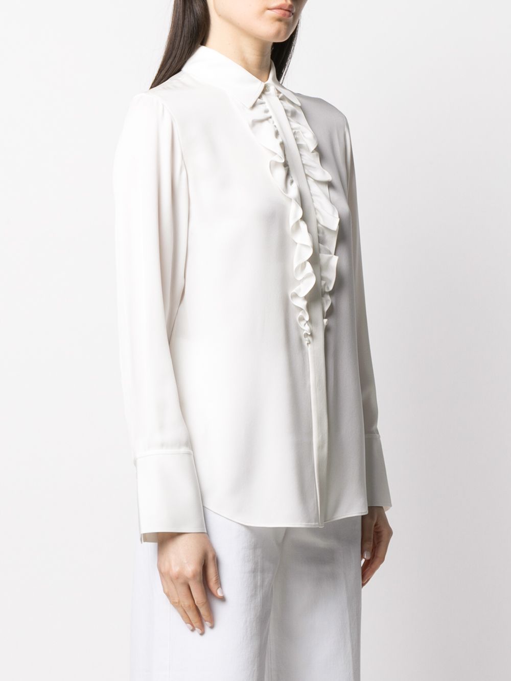 Образ Виктории Бекхэм джинсы клеш блузка белый пиджак. Универсальная комбинация на утро день и вечер.