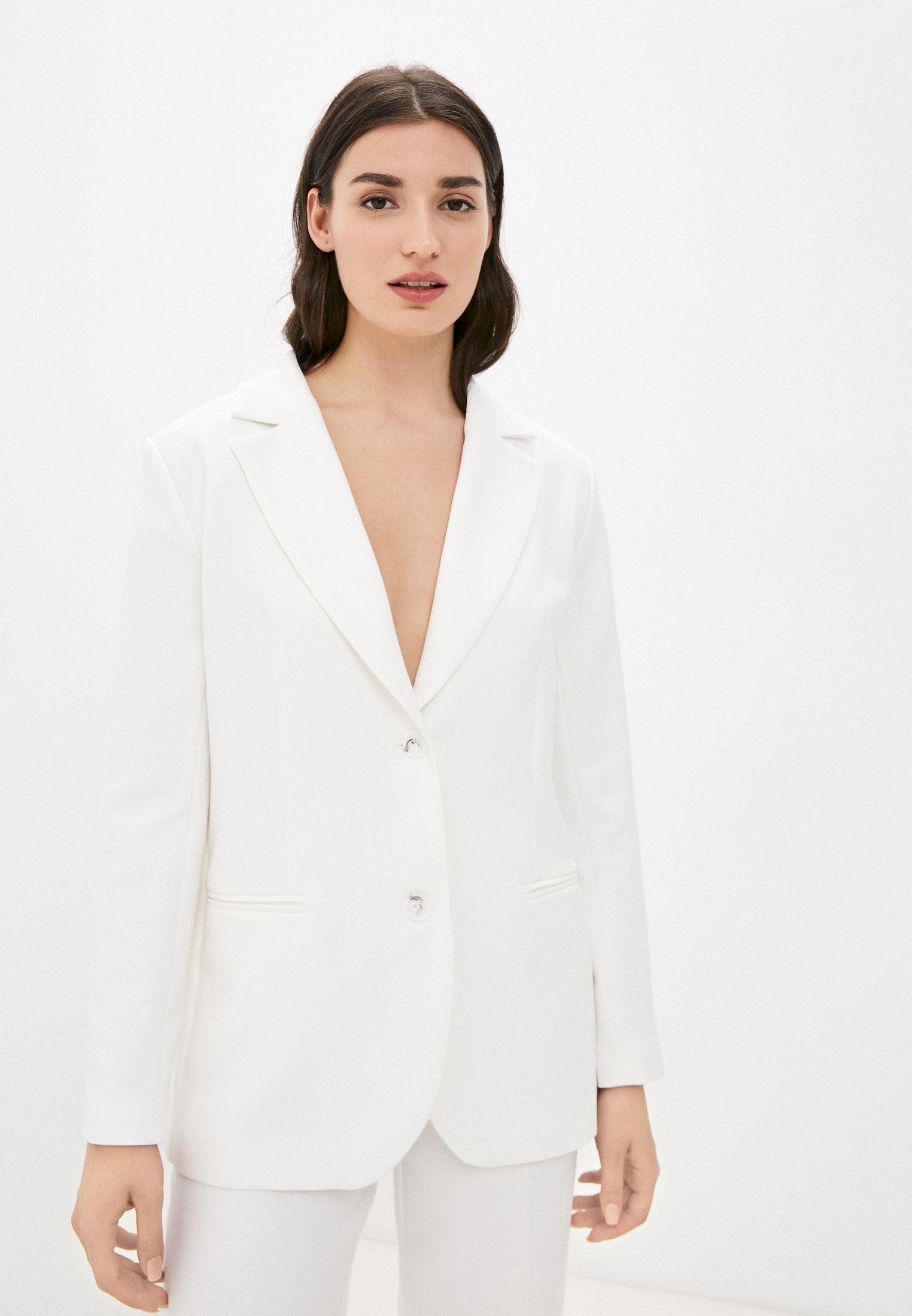 Образ Виктории Бекхэм джинсы клеш блузка белый пиджак. Универсальная комбинация на утро день и вечер.