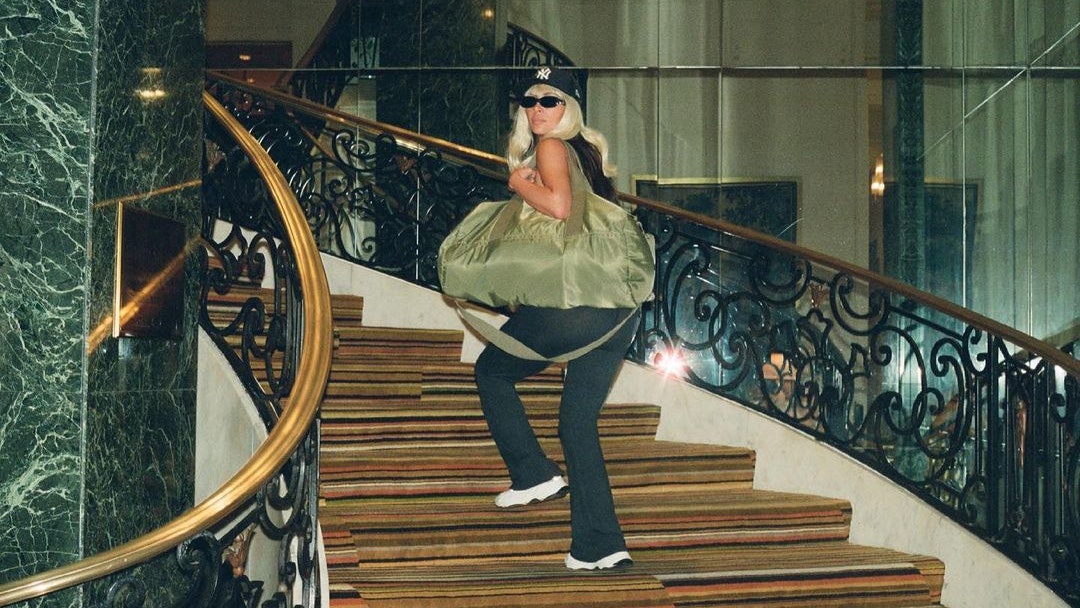 Ким Кардашьян и образ Виктории Бекхэм из 2003 года  с кепкой New York Yankees