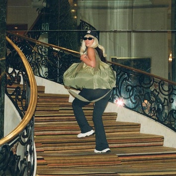 Ким Кардашьян повторила образ Виктории Бекхэм 2003 года &- с кепкой New York Yankees