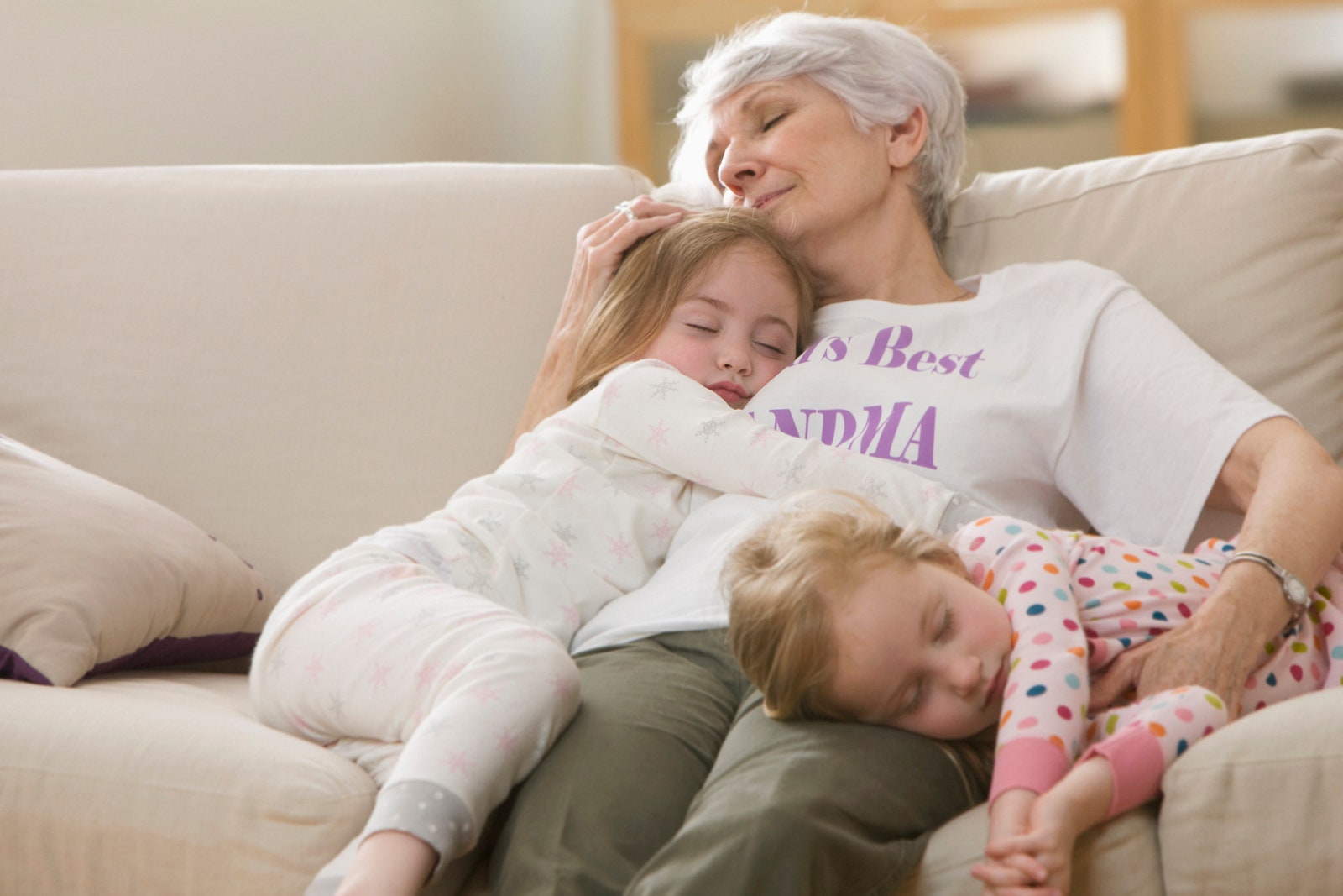 Бабушкам и другим близким родственникам разрешат присматривать за внуками. Поправки внесут в Семейный кодекс
