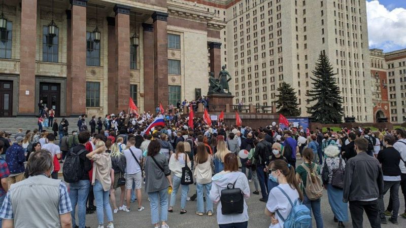 Возле МГУ прошла акция протеста против закона о просветительской деятельности. Задержаны более 20 человек